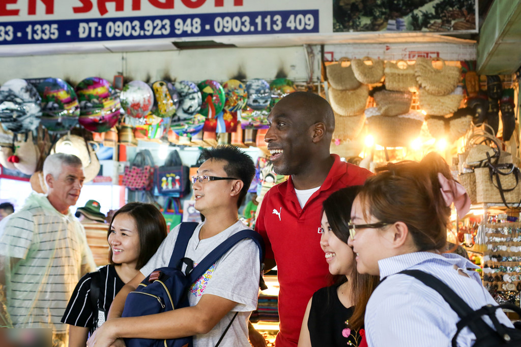 Huyền thoại Arsenal mặc áo dài, đội nón lá Việt Nam